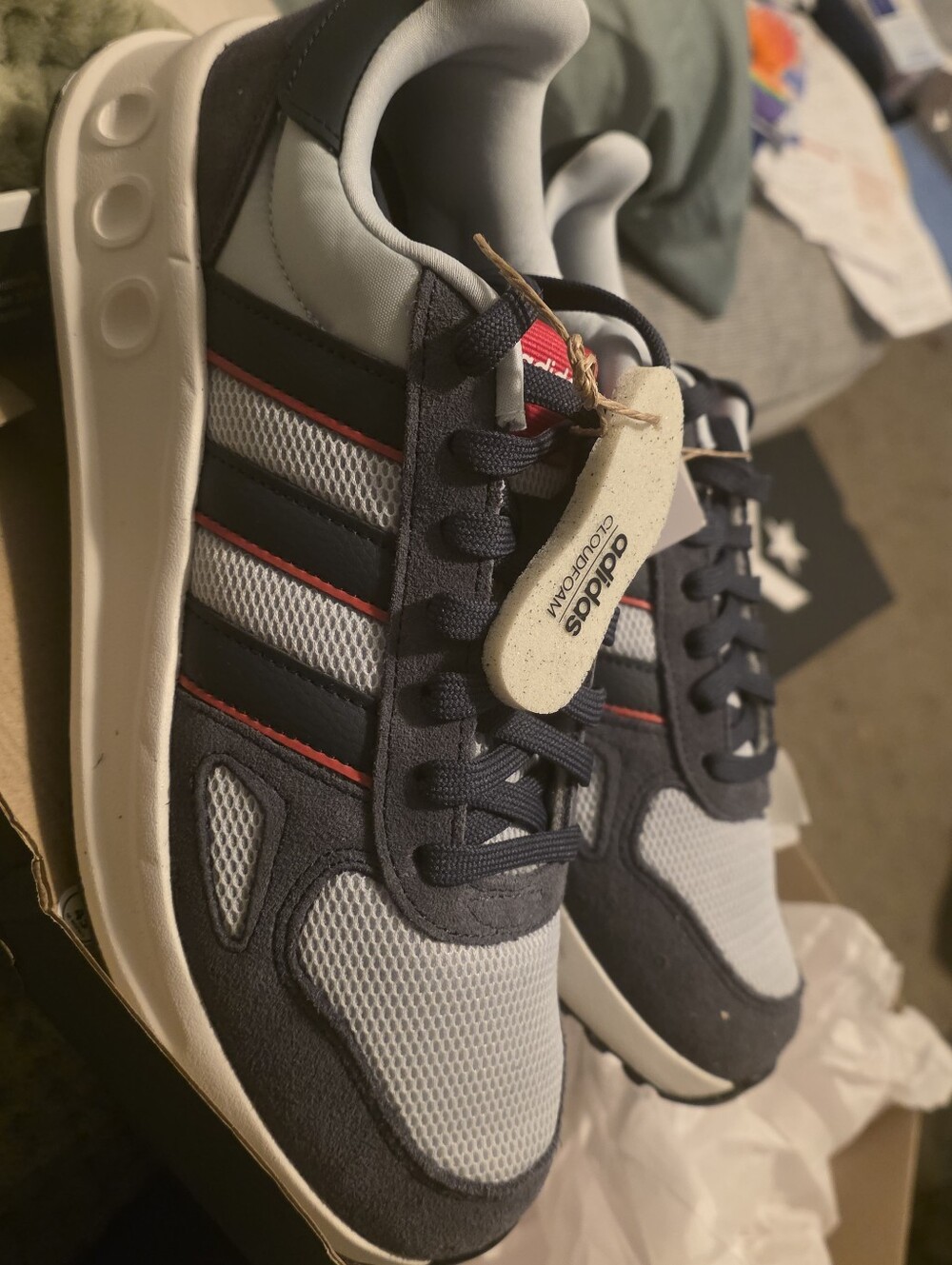 Adidas Men’s Navy Gray with Red Accent Casual Sneakers MENS Run 84 Size 8.5